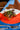 Close-up van toast champignons terwijl een lepel warme saus erover wordt gegoten.